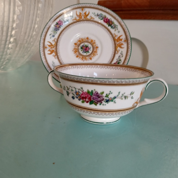 Wedgwood Columbia Double Handle Teacup and Saucer - Picture 5 of 9